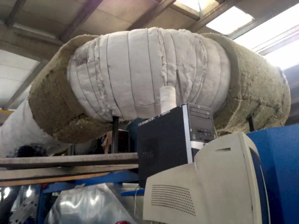 Endüstriyel tesislerde taşyünü boru izolasyonu ve alüminyum sac kaplama uygulaması.