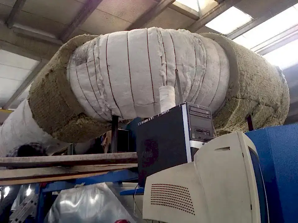 Endüstriyel boru izolasyonu uygulaması ile sıcak ve soğuk hatlarda ısı kaybını önleyen profesyonel yalıtım sistemi