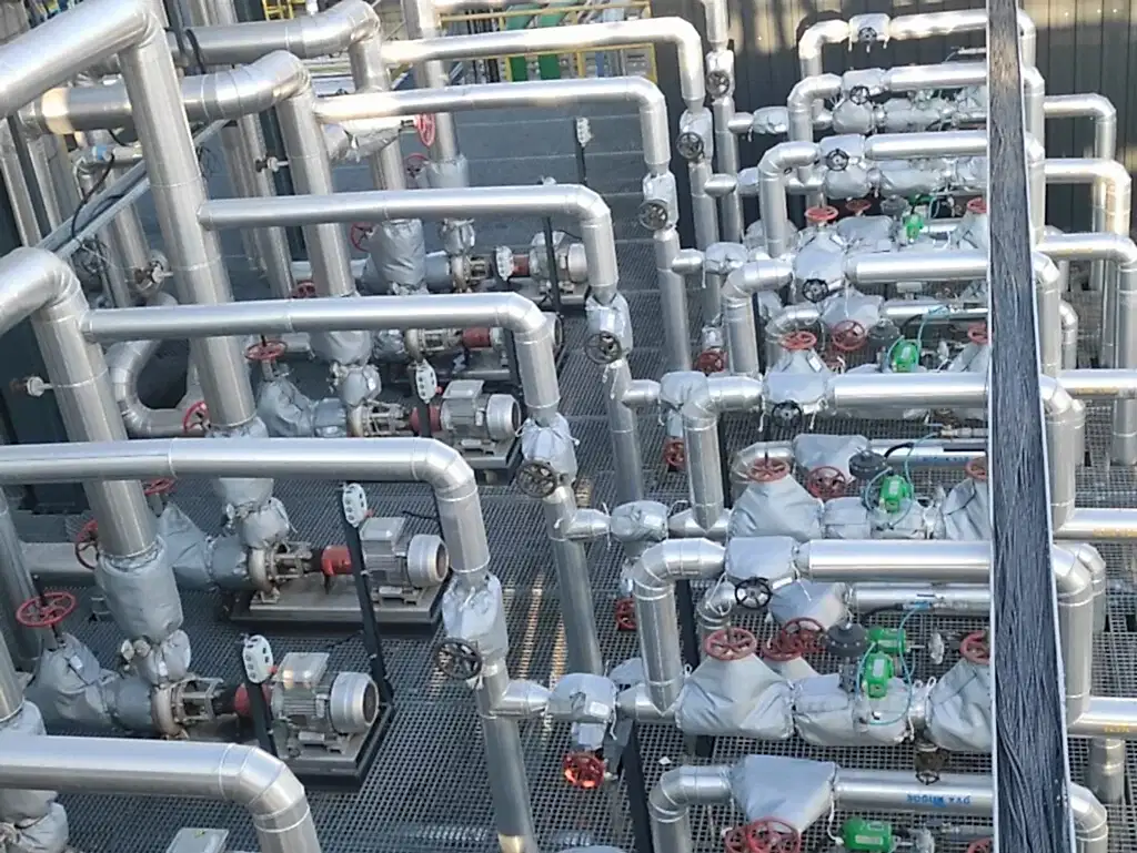 endüstriyel boru izolasyonu uygulaması – buhar ve sıcak su hatlarında ısı yalıtımı